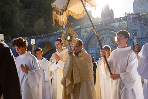 Procession Eucharistique tous les jours à 17h