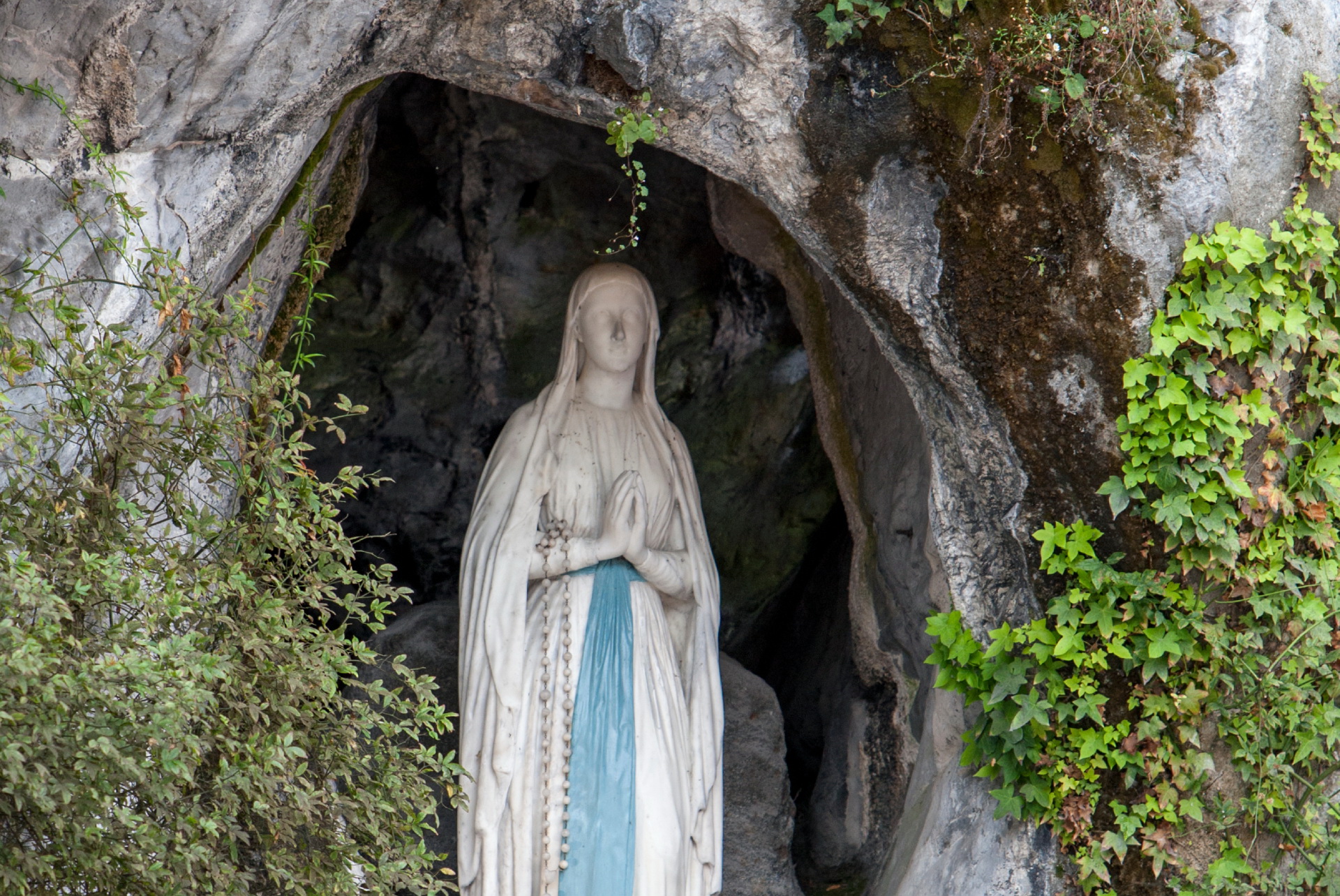 Lourdes et les dogmes de la Vierge Marie