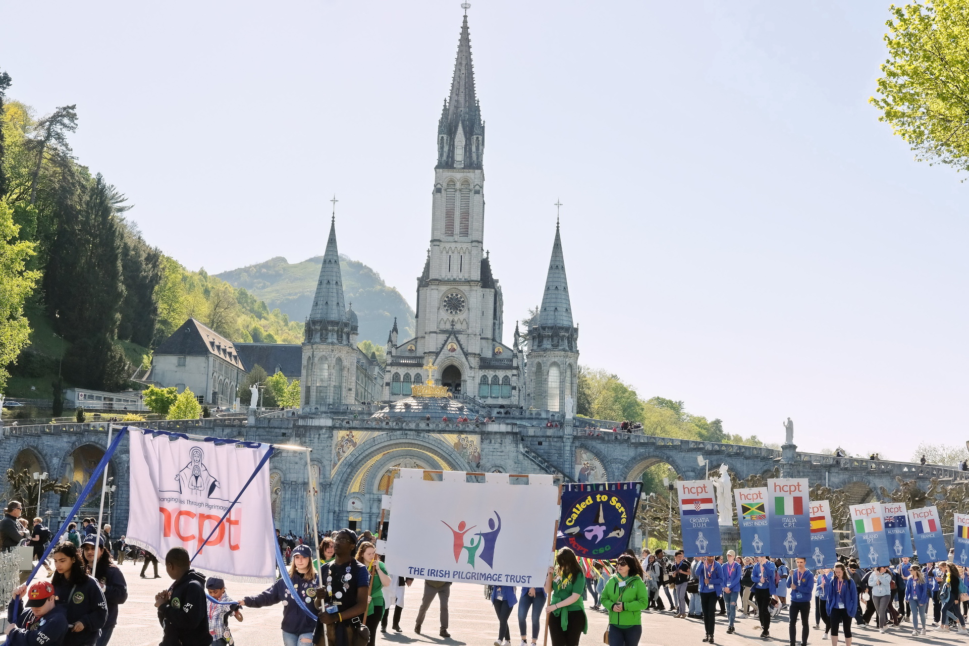 how many visit lourdes