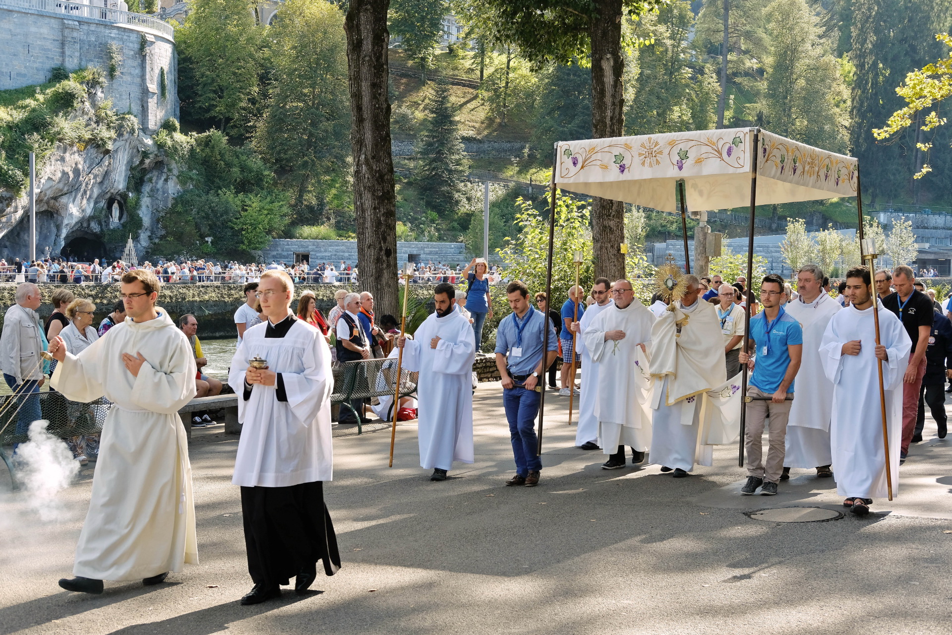 Feast of the Blessed Sacrament in Lourdes - Sanctuaire Notre-Dame de ...