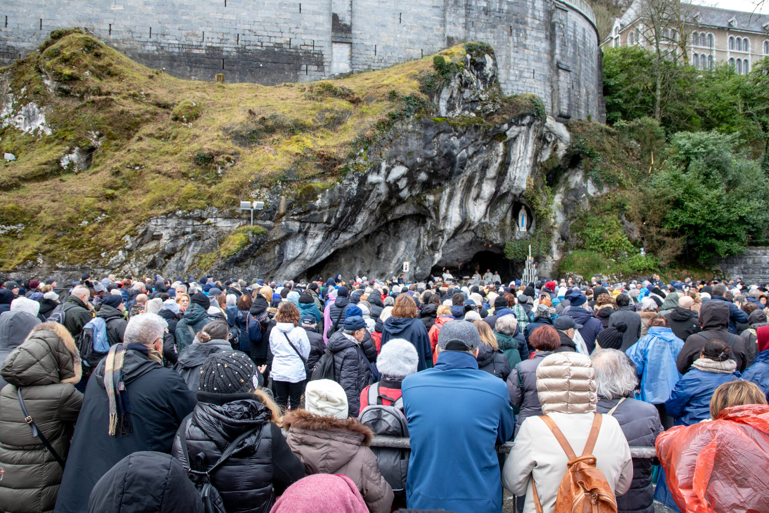 how many visit lourdes