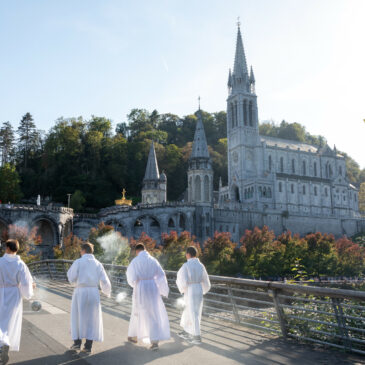 In processie komen naar Lourdes