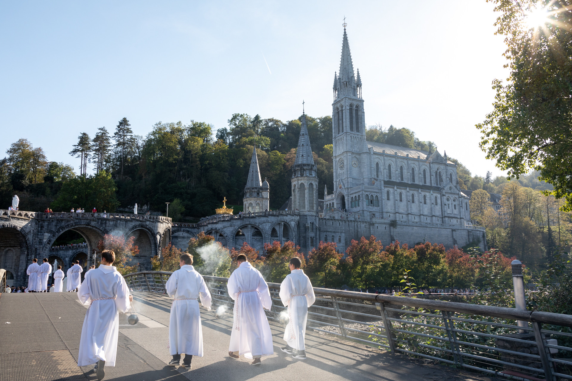 Venir à Lourdes en procession - Sanctuaire Notre-Dame de Lourdes