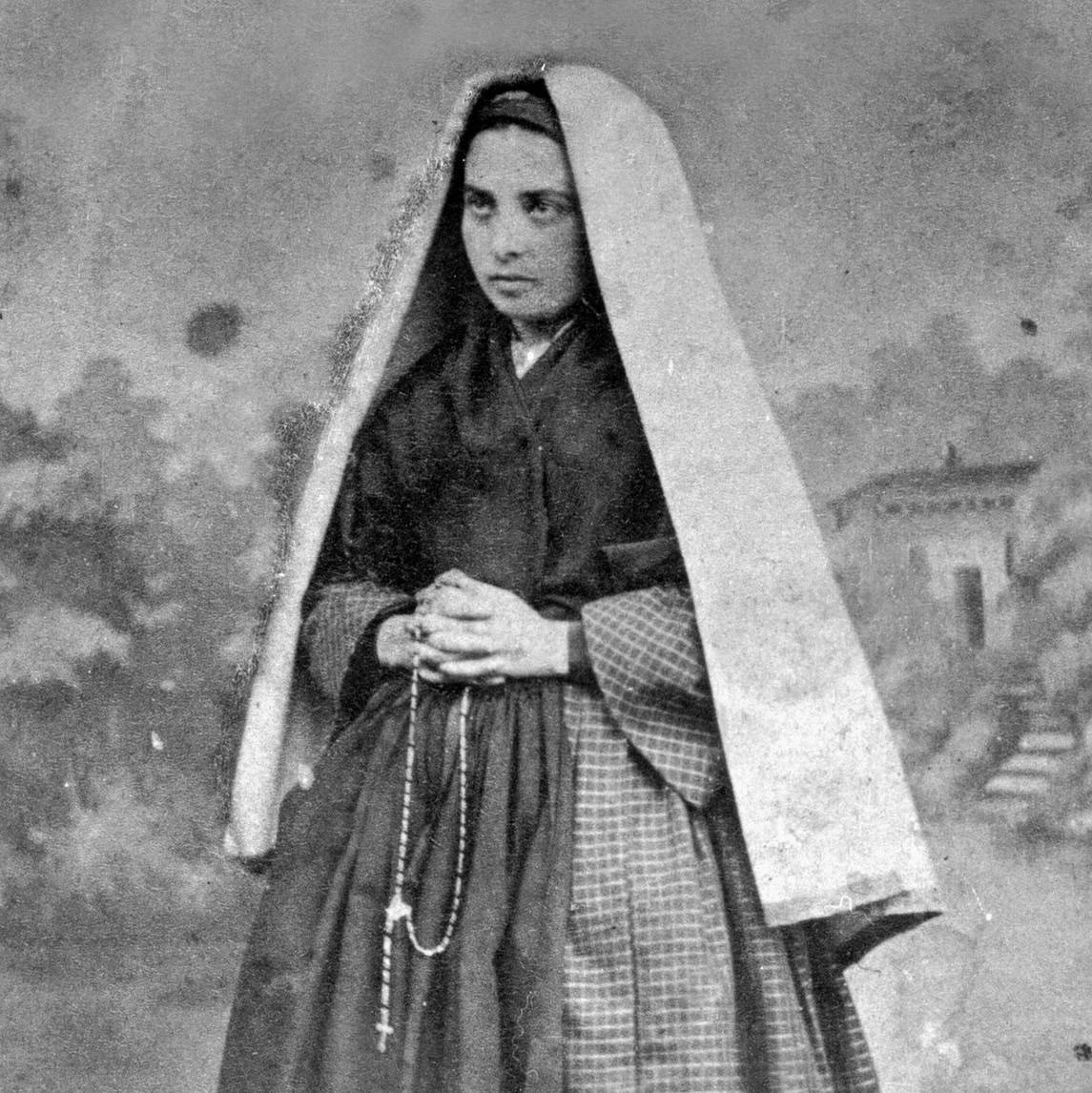 portrait de Bernadette Soubirous en noir et blanc habillé en bergère
