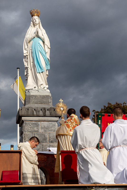 vierge couronnée et ostensoir