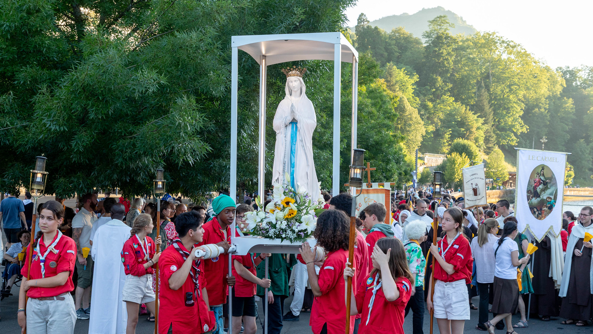 procession mariale avec groupe de scouts