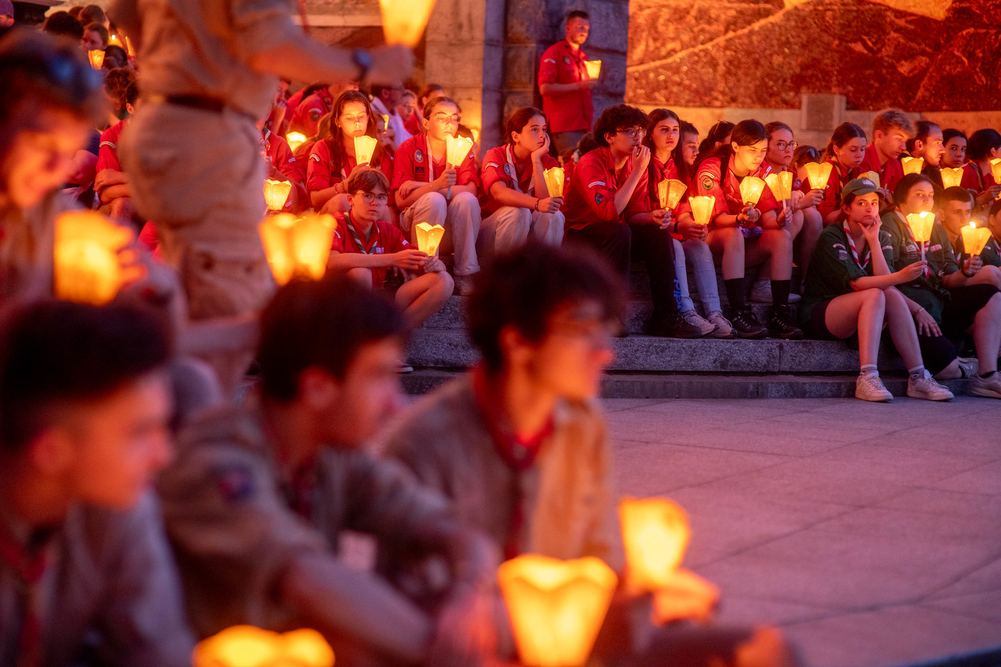 moment de prière à la procession mariale avec les scouts