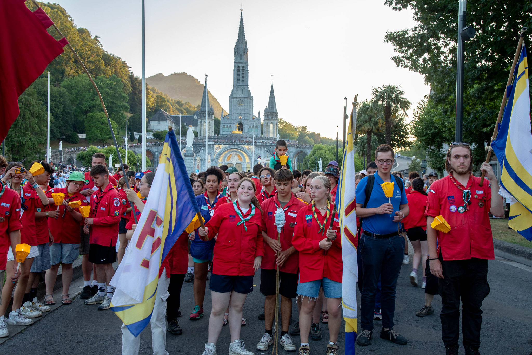 groupe de scout sur l'esplanade du sanctuaire de Lourdes