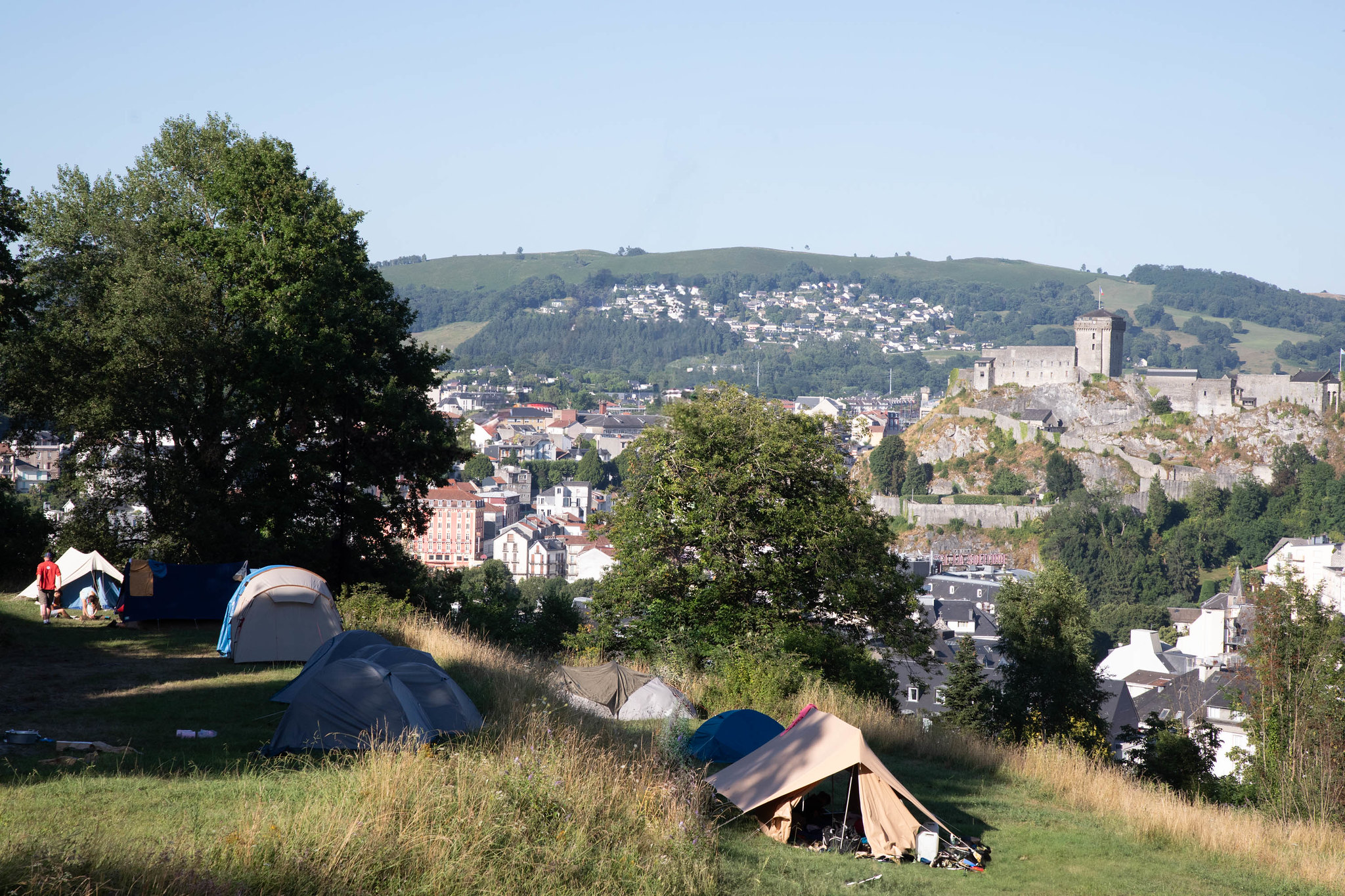 le village des jeunes avec la vue sur le chateau de Lourdes