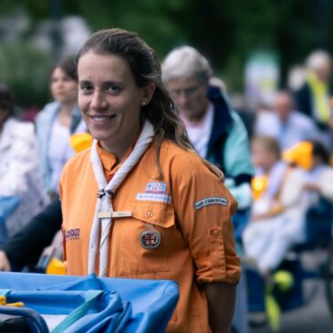 Les Foulards Blancs : cent ans de service au cœur de Lourdes